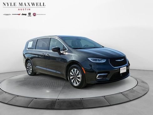 Used 2024 Chrysler Pacifica Select image 2