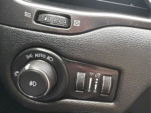 Used 2021 Jeep Cherokee Trailhawk image 18