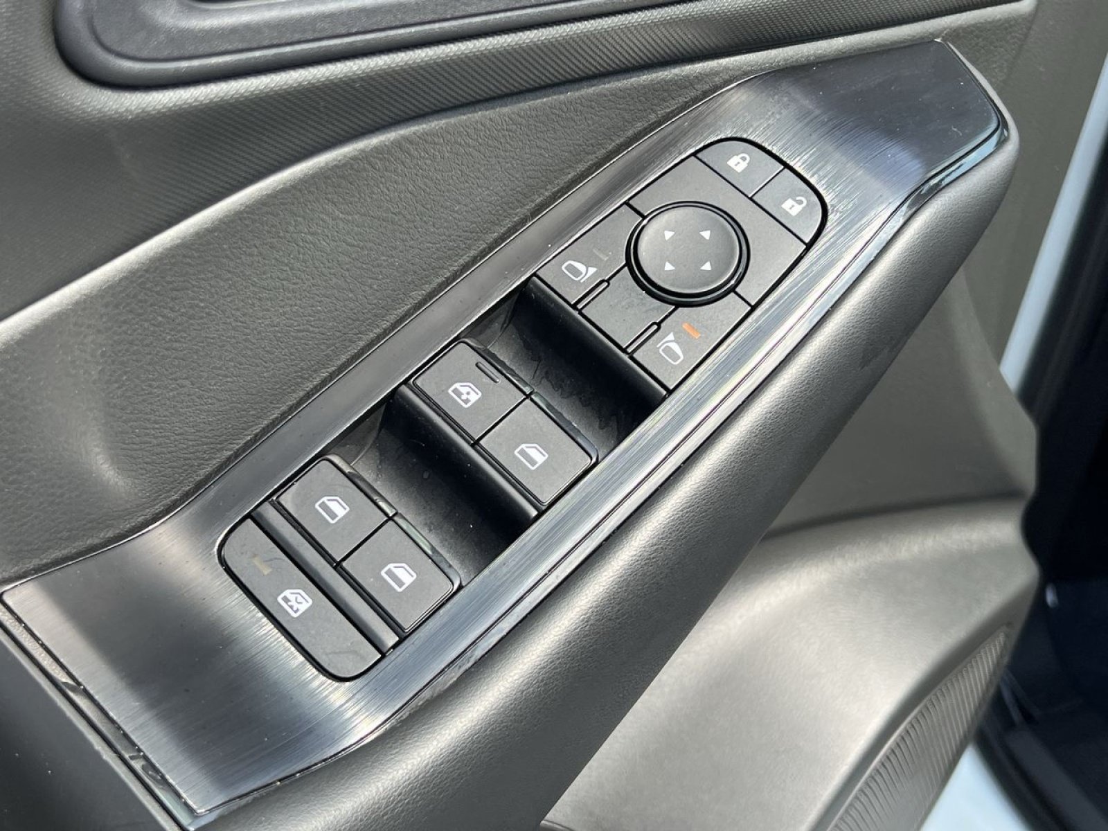 Used 2025 Nissan Rogue S AWD/4WD image 12
