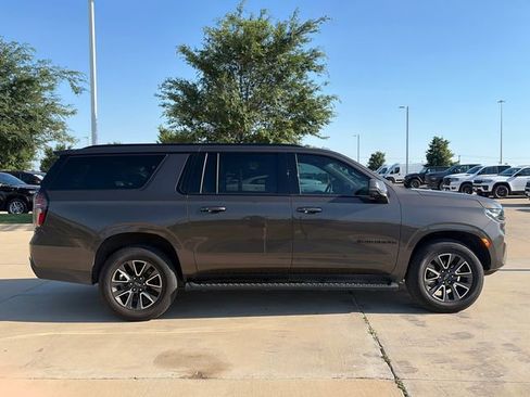 Used 2021 Chevrolet Suburban Z71 w/ Luxury Package AWD/4WD image 10