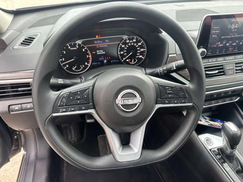 Used 2025 Nissan Altima 2.5 SV FWD image 28
