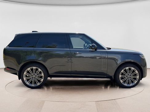 Used 2025 Land Rover Range Rover SE AWD/4WD image 6