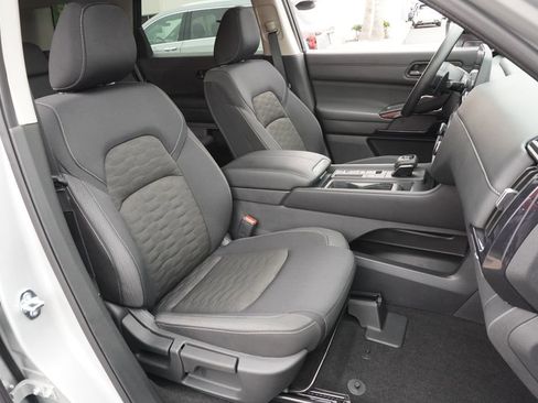 Used 2025 Nissan Pathfinder S image 13