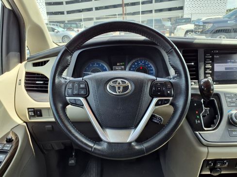 Used 2020 Toyota Sienna XLE FWD image 14