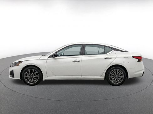 Used 2025 Nissan Altima 2.5 SV FWD image 4