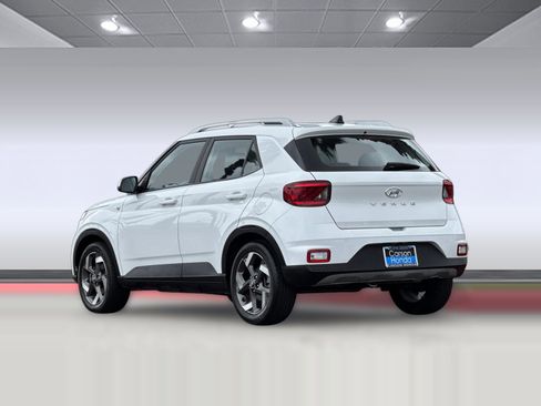 Used 2022 Hyundai Venue SEL FWD image 3