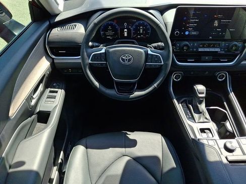 Used 2025 Toyota Grand Highlander AWD image 14