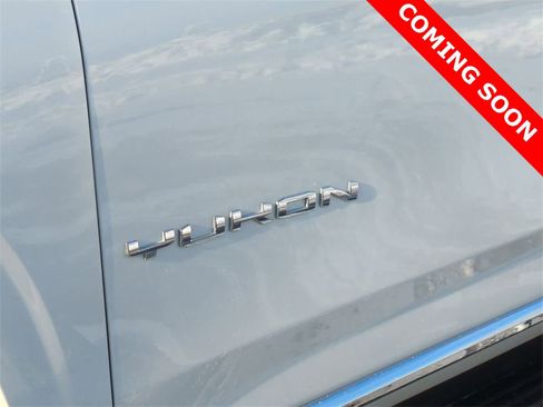 Used 2024 GMC Yukon SLT w/ SLT Luxury Package image 12