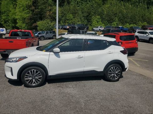 Used 2022 Nissan Kicks SV FWD image 1