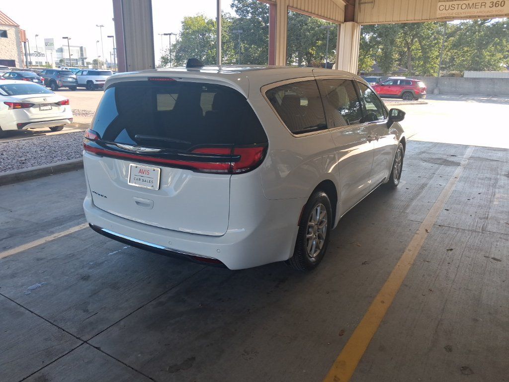Used 2025 Chrysler Pacifica Select FWD image 7