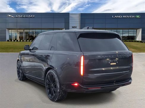 Used 2025 Land Rover Range Rover Autobiography image 2
