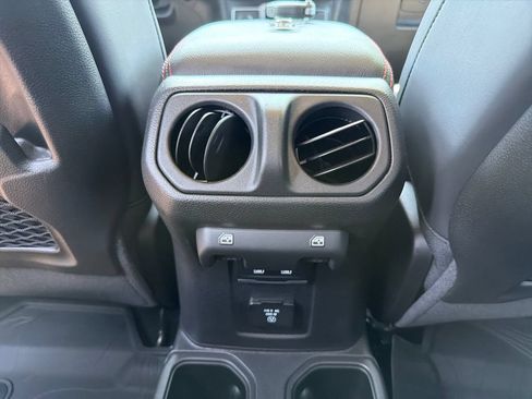 Used 2025 Jeep Gladiator Rubicon w/ Convenience Group AWD/4WD image 28