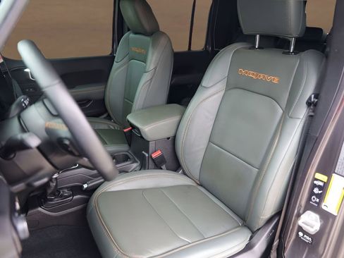 Used 2024 Jeep Gladiator Mojave AWD/4WD image 7