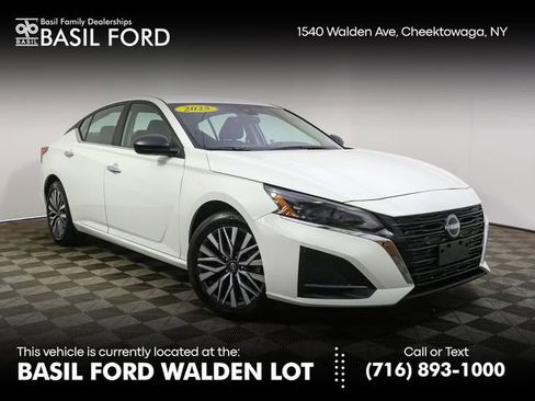 Used 2025 Nissan Altima 2.5 SV image 1