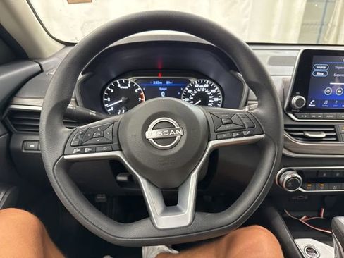 Used 2025 Nissan Altima 2.5 SV FWD image 21