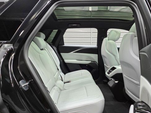 Used 2024 Cadillac Lyriq Luxury RWD image 18