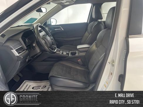 Used 2024 Mitsubishi Outlander FWD image 3