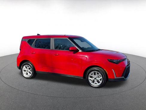 Used 2025 Kia Soul LX w/ LX Technology Package image 2