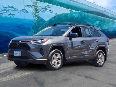 Used 2024 Toyota RAV4 LE AWD/4WD image 3
