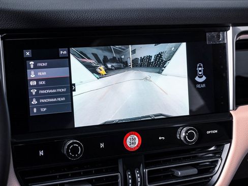 Certified 2025 Porsche Macan image 23