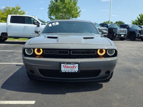 Used 2019 Dodge Challenger SXT RWD image 4