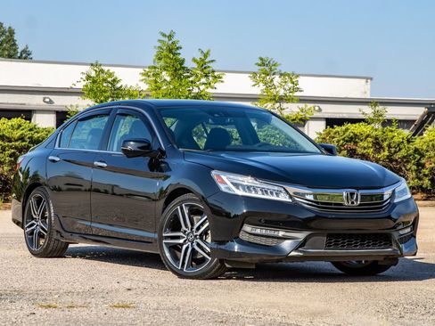 Used 2017 Honda Accord Touring image 3