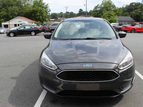 Used 2018 Ford Focus SE FWD image 2