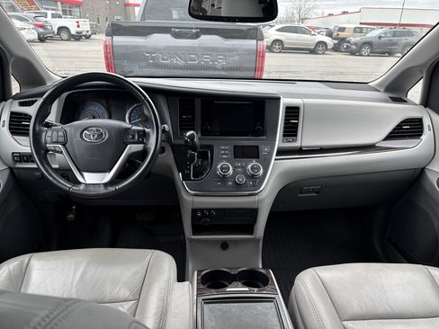 Certified 2017 Toyota Sienna XLE image 12