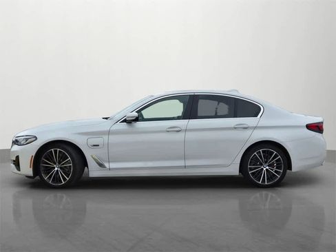 Used 2022 BMW 530e w/ Premium Package image 3