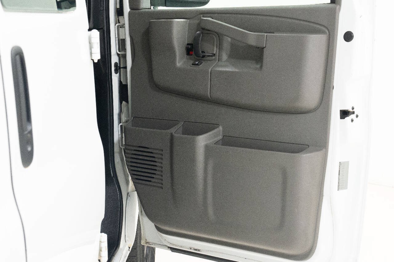 Used 2017 Chevrolet Express 2500 Extended RWD image 24