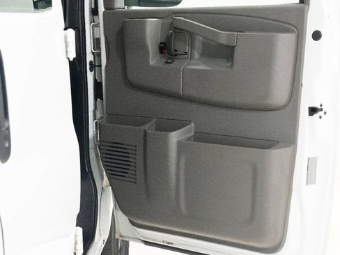 Used 2017 Chevrolet Express 2500 Extended RWD image 24