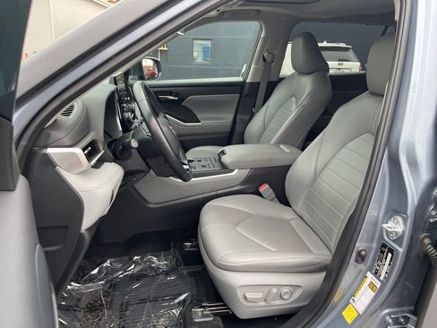 Used 2021 Toyota Highlander XLE AWD/4WD image 8