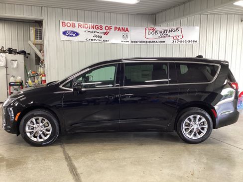 New 2027 Chrysler Pacifica Select AWD/4WD image 2