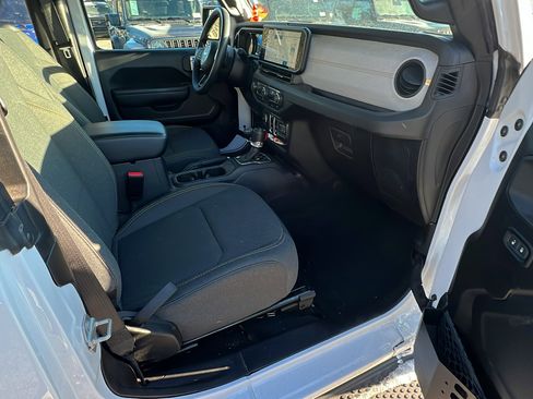 Used 2025 Jeep Wrangler Sport image 17