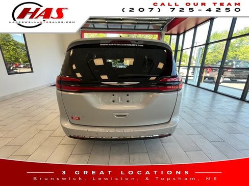 Used 2023 Chrysler Pacifica Touring-L FWD image 5