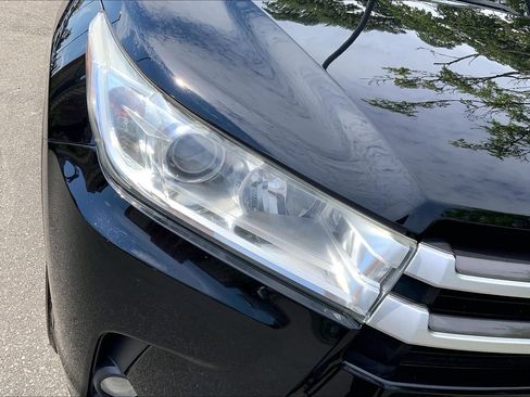 Used 2019 Toyota Highlander XLE AWD/4WD image 27