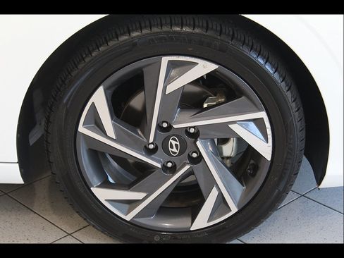 Used 2025 Hyundai Elantra SEL FWD image 11