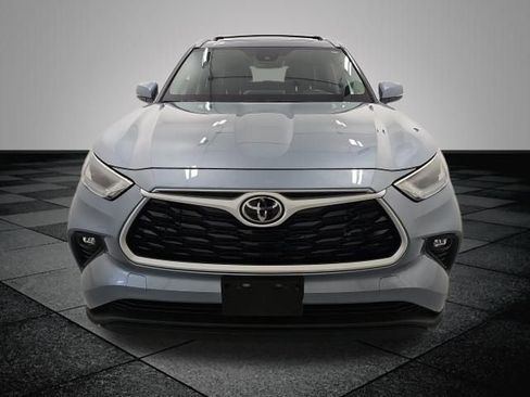 Certified 2022 Toyota Highlander XLE image 2