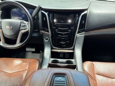 Used 2018 Cadillac Escalade ESV Premium Luxury RWD image 20