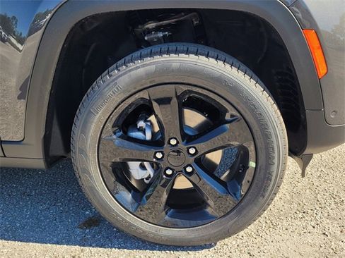 Used 2025 Jeep Grand Cherokee Limited w/ Luxury Tech Group II image 9