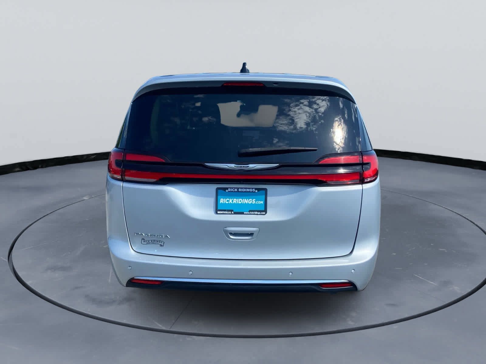 Used 2024 Chrysler Pacifica Touring-L FWD image 4