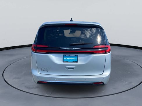 Used 2024 Chrysler Pacifica Touring-L FWD image 4