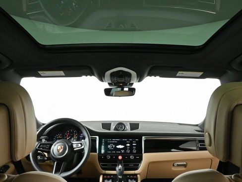 Certified 2025 Porsche Macan image 16