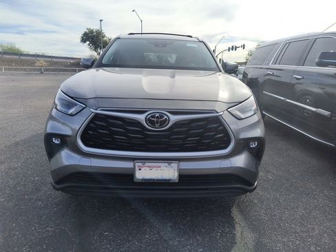 Used 2025 Toyota Highlander XLE image 2