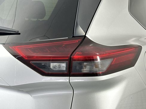 Certified 2024 Nissan Rogue SV FWD image 26