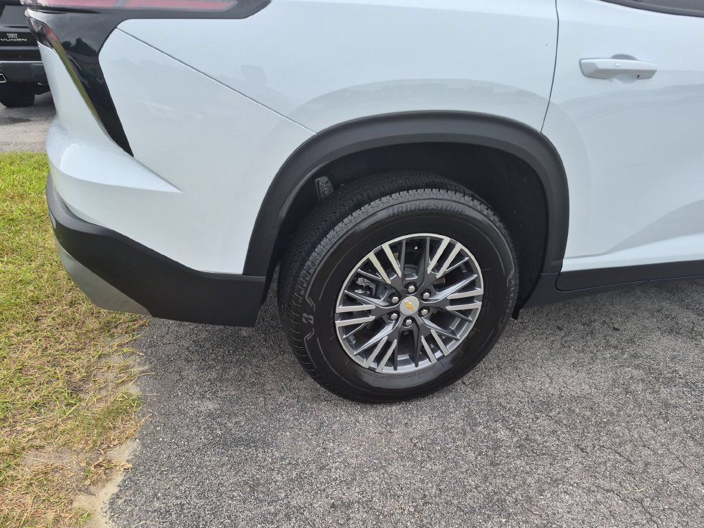 Used 2023 Chevrolet Traverse LS w/ Safety Package FWD image 9