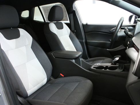 Used 2024 Chevrolet Trax RS FWD image 30