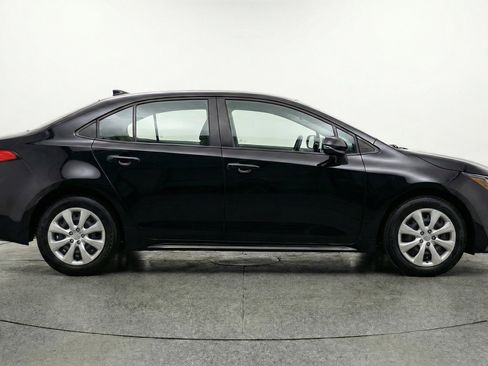 Used 2025 Toyota Corolla LE FWD image 11