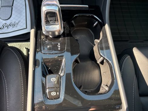 Certified 2024 Volvo XC40 B5 Plus w/ Climate Package AWD/4WD image 24