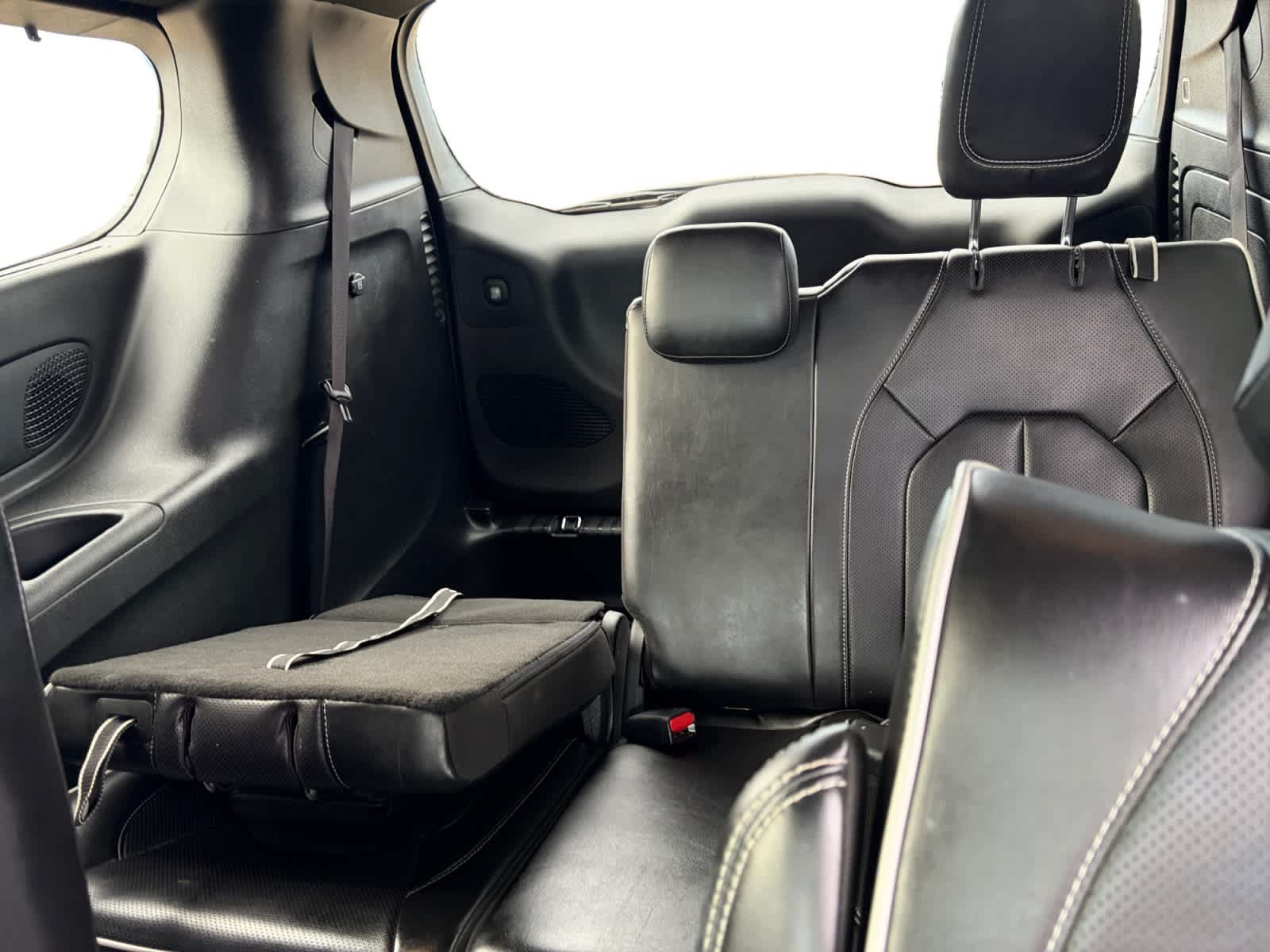 Used 2023 Chrysler Pacifica Limited w/ Uconnect Theater Family Group FWD image 30